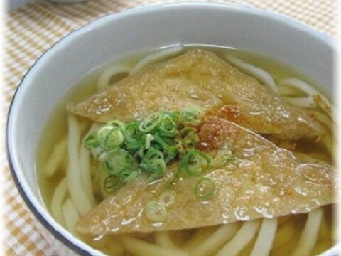 甘辛く炊いたお揚げさんの”京風きつねうどん”